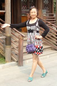 熟女钟姐穿短裙在景区游玩