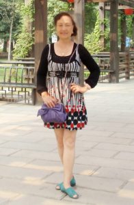 熟女钟姐穿短裙在景区游玩