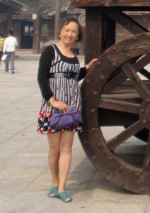 熟女钟姐穿短裙在景区游玩