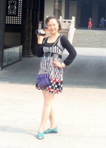 熟女钟姐穿短裙在景区游玩