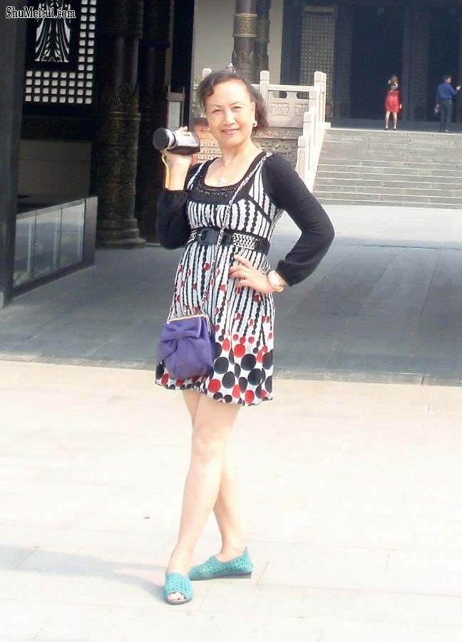 熟女钟姐穿短裙在景区游玩[第26张/共42张]