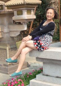 熟女钟姐穿短裙在景区游玩