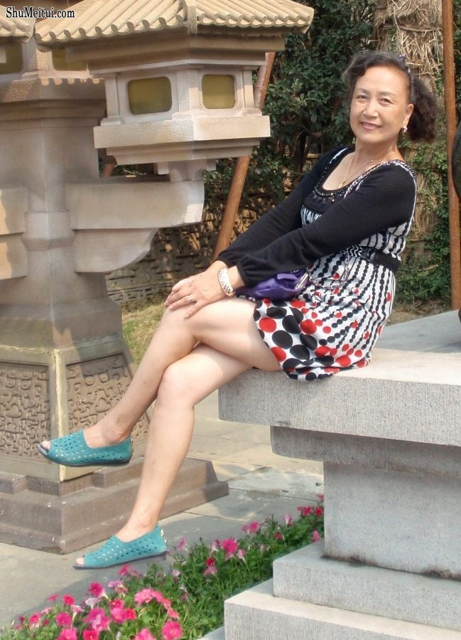 熟女钟姐穿短裙在景区游玩[第27张/共42张]