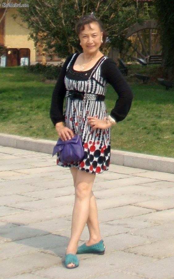 熟女钟姐穿短裙在景区游玩[第28张/共42张]