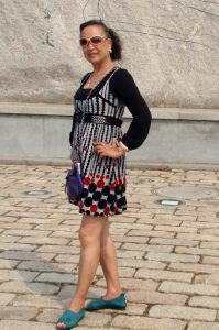 熟女钟姐穿短裙在景区游玩