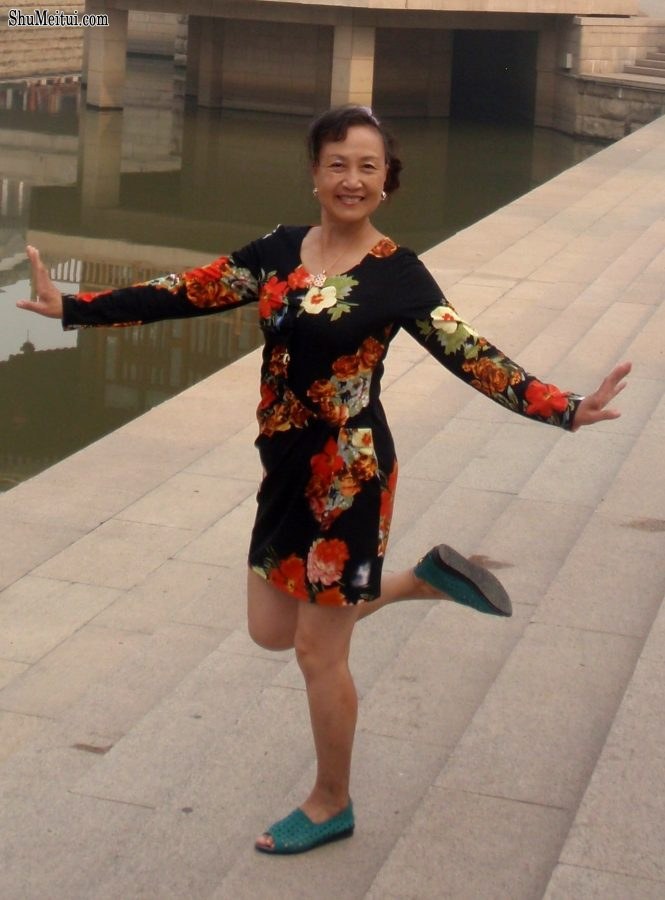 熟女钟姐穿短裙在景区游玩[第3张/共42张]