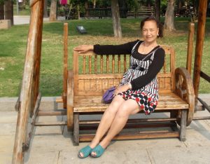 熟女钟姐穿短裙在景区游玩