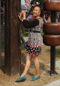 熟女钟姐穿短裙在景区游玩