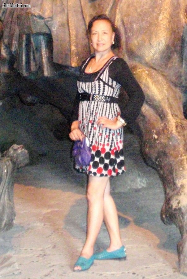 熟女钟姐穿短裙在景区游玩[第32张/共42张]