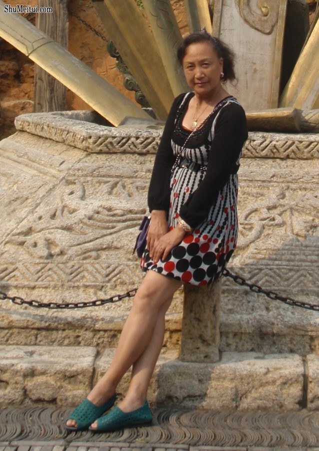 熟女钟姐穿短裙在景区游玩[第33张/共42张]