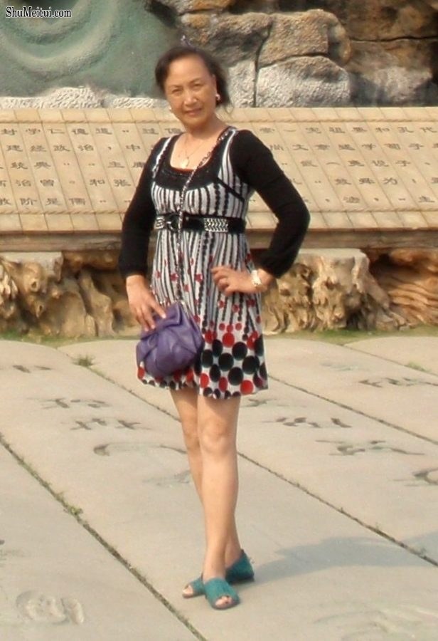 熟女钟姐穿短裙在景区游玩[第34张/共42张]