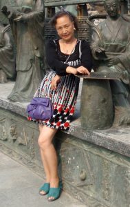 熟女钟姐穿短裙在景区游玩