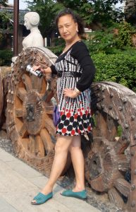 熟女钟姐穿短裙在景区游玩