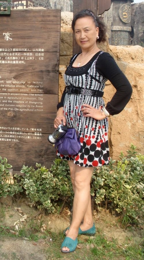 熟女钟姐穿短裙在景区游玩[第37张/共42张]