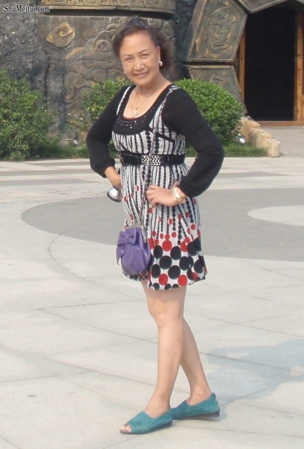 熟女钟姐穿短裙在景区游玩[第38张/共42张]