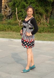 熟女钟姐穿短裙在景区游玩