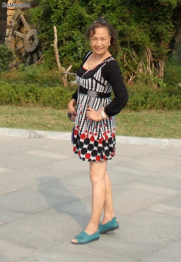 熟女钟姐穿短裙在景区游玩[第39张/共42张]