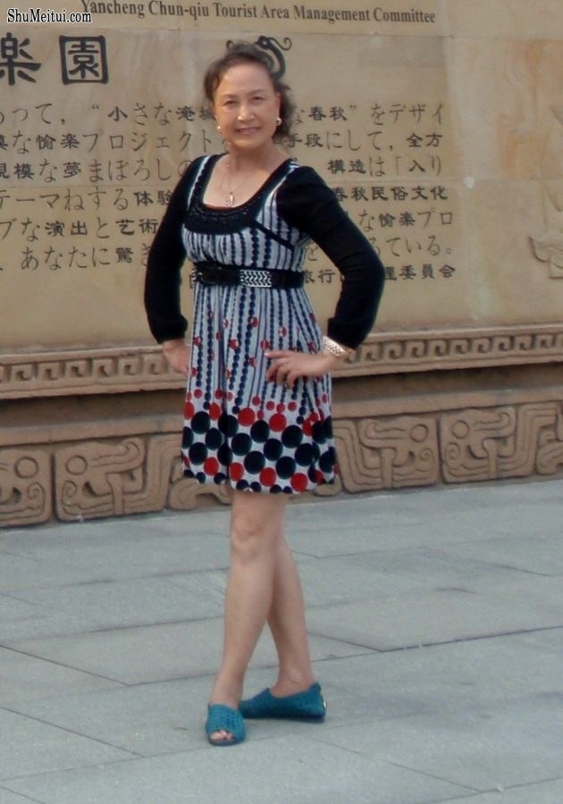 熟女钟姐穿短裙在景区游玩[第40张/共42张]