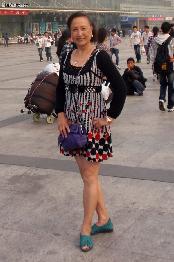 熟女钟姐穿短裙在景区游玩[第41张/共42张]