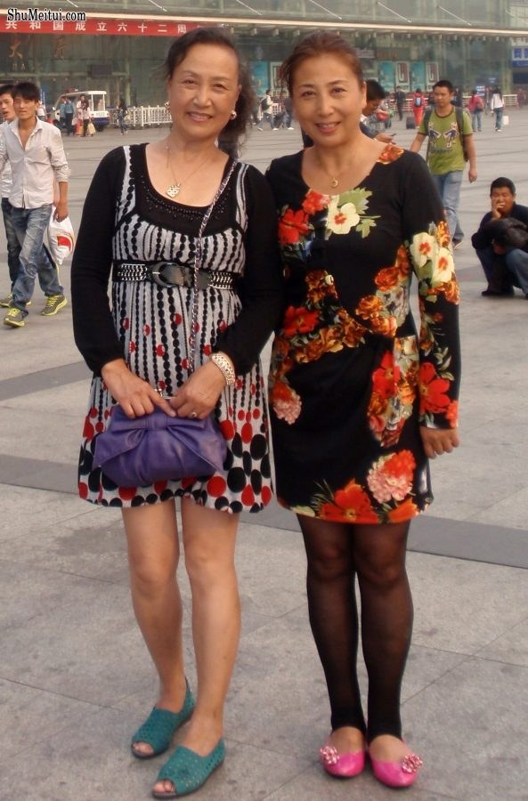 熟女钟姐穿短裙在景区游玩[第42张/共42张]