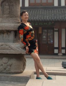 熟女钟姐穿短裙在景区游玩