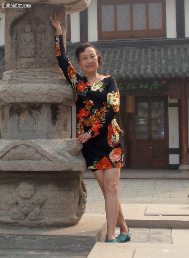 熟女钟姐穿短裙在景区游玩[第6张/共42张]