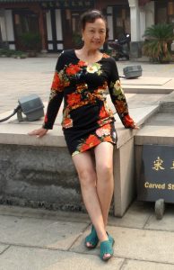 熟女钟姐穿短裙在景区游玩