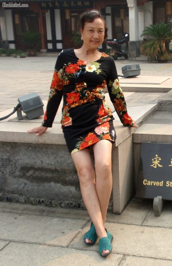 熟女钟姐穿短裙在景区游玩[第7张/共42张]