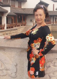 熟女钟姐穿短裙在景区游玩