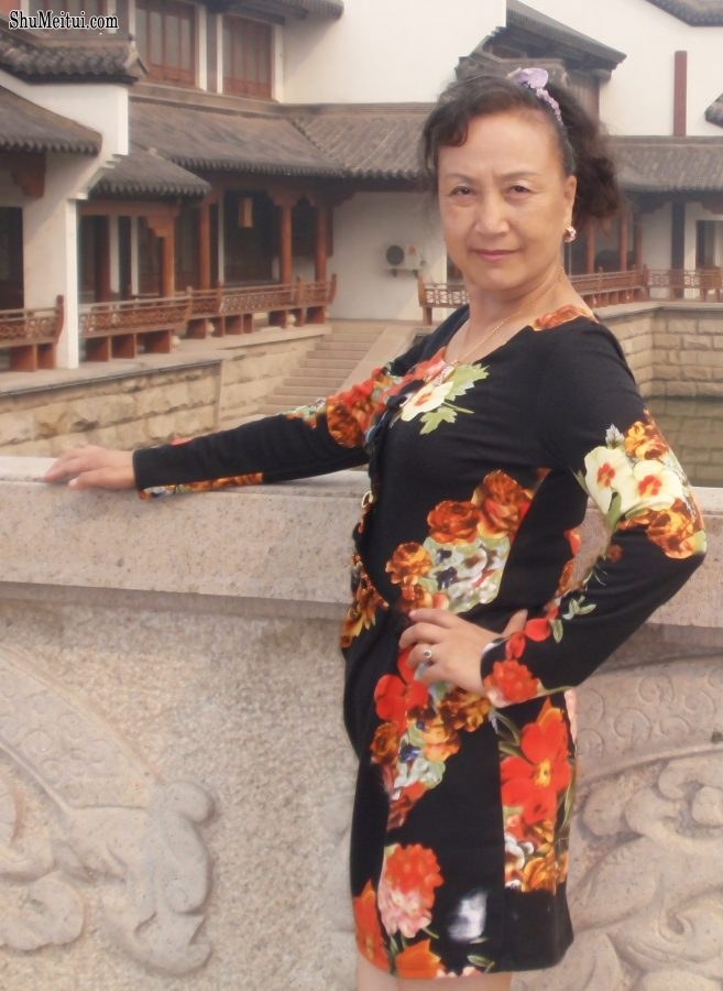 熟女钟姐穿短裙在景区游玩[第8张/共42张]