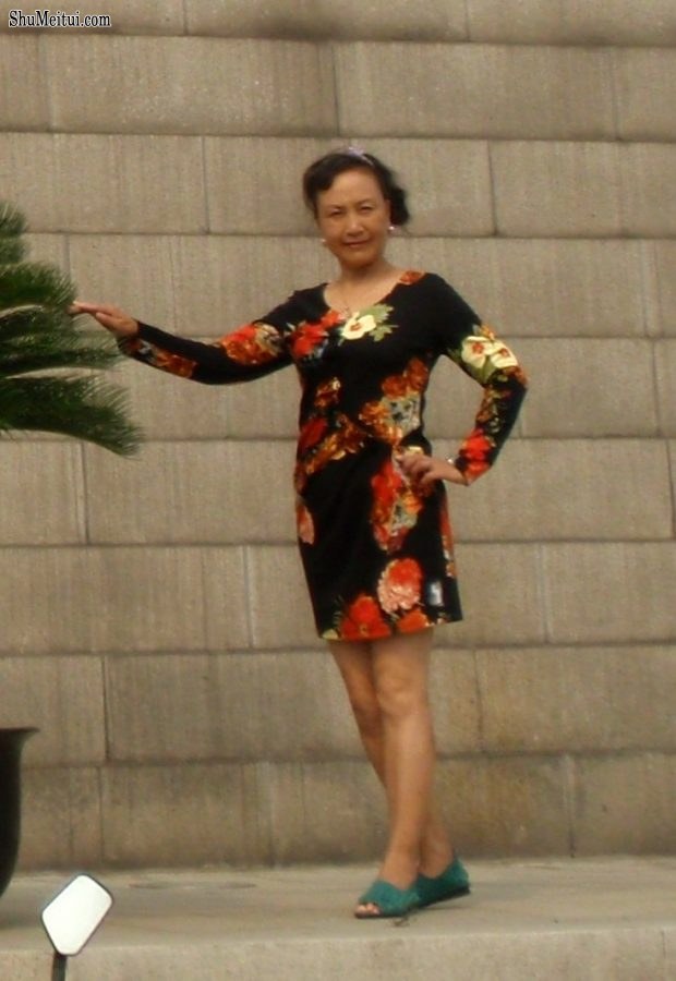 熟女钟姐穿短裙在景区游玩[第9张/共42张]