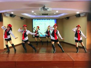 钟姐和她的好姐妹们穿肉丝靴子表演节目