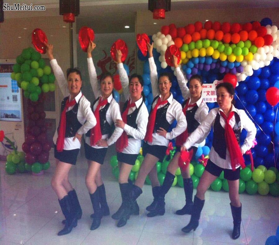 钟姐和她的好姐妹们穿肉丝靴子表演节目[第20张/共36张]