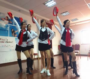 钟姐和她的好姐妹们穿肉丝靴子表演节目