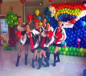 钟姐和她的好姐妹们穿肉丝靴子表演节目