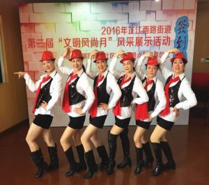 钟姐和她的好姐妹们穿肉丝靴子表演节目