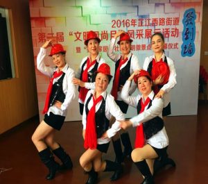 钟姐和她的好姐妹们穿肉丝靴子表演节目