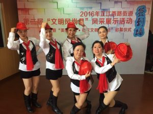 钟姐和她的好姐妹们穿肉丝靴子表演节目