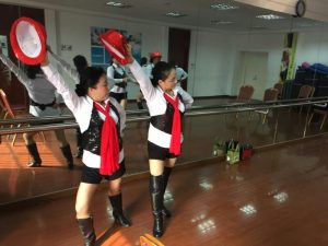 钟姐和她的好姐妹们穿肉丝靴子表演节目