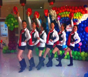 钟姐和她的好姐妹们穿肉丝靴子表演节目