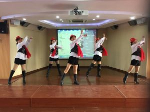 钟姐和她的好姐妹们穿肉丝靴子表演节目