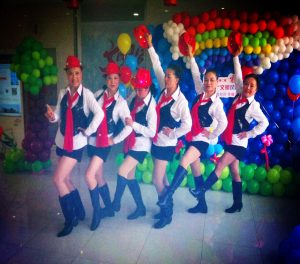 钟姐和她的好姐妹们穿肉丝靴子表演节目