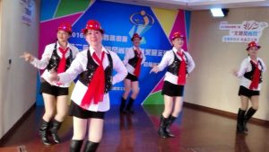 钟姐和她的好姐妹们穿肉丝靴子表演节目