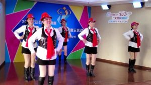 钟姐和她的好姐妹们穿肉丝靴子表演节目