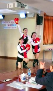 钟姐和她的好姐妹们穿肉丝靴子表演节目