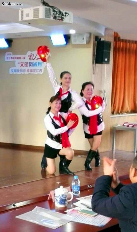 钟姐和她的好姐妹们穿肉丝靴子表演节目[第15张/共36张]