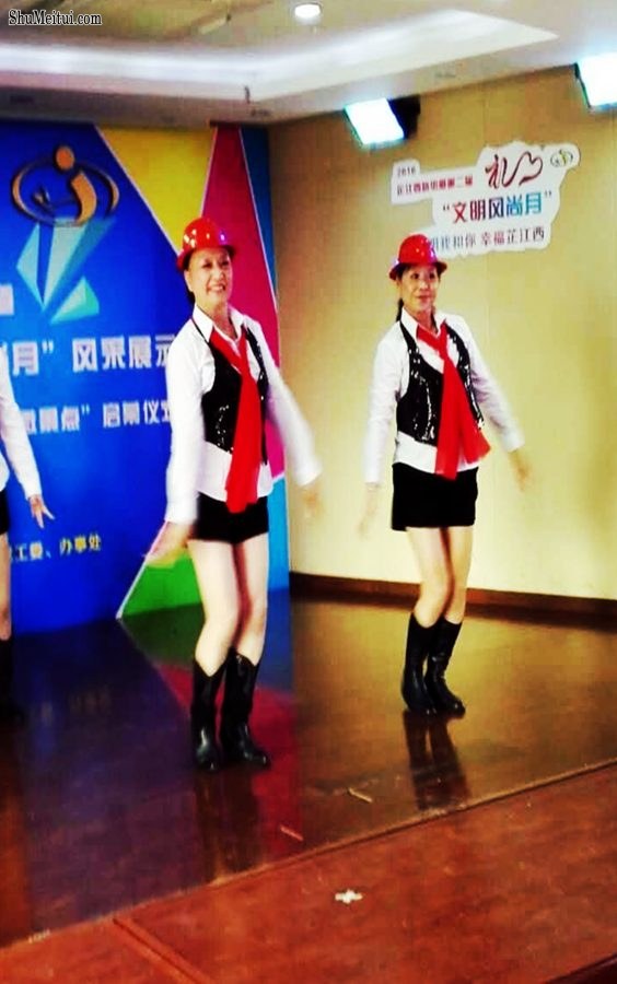 钟姐和她的好姐妹们穿肉丝靴子表演节目[第16张/共36张]