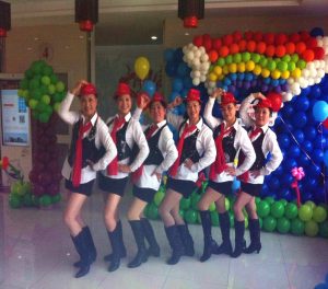 钟姐和她的好姐妹们穿肉丝靴子表演节目