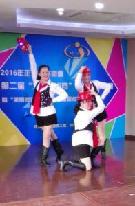 钟姐和她的好姐妹们穿肉丝靴子表演节目