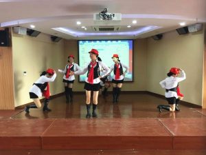 钟姐和她的好姐妹们穿肉丝靴子表演节目